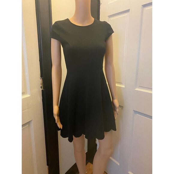 Lulu's Little Black Dress Scalloped Hem Chic Cocktail Professional - Size XS - Picture 1 of 12